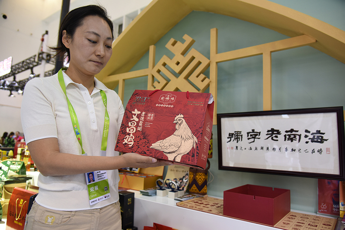 沿江饭店推出的古法盐焗文昌鸡  （央广网记者  蔡文娟  摄）