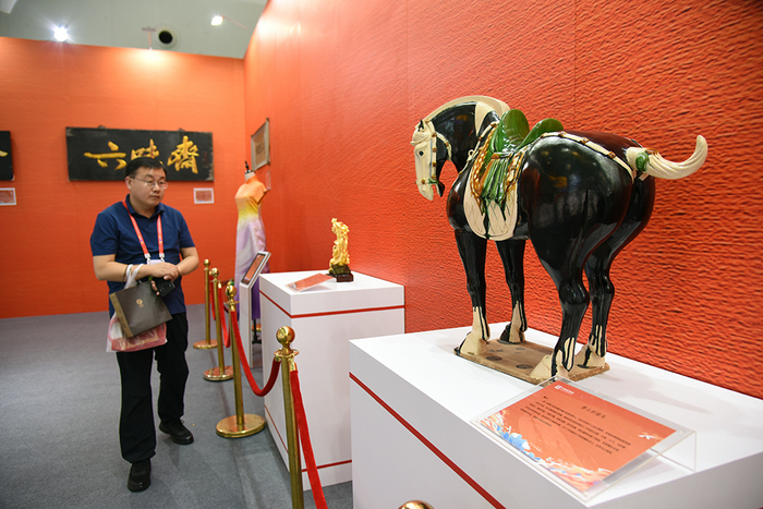 第五届消博会中华老字号“镇店之宝”展出唐三彩  （央广网发  许尔生  摄）