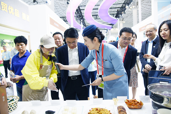 嘉宾参观第五届消博会展出的名小吃  （央广网记者  林韦玮  摄）