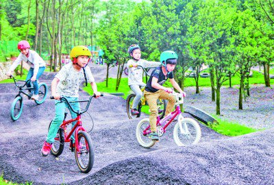     游客在大龙村体验环形自行车泵道。大余县融媒体中心供图