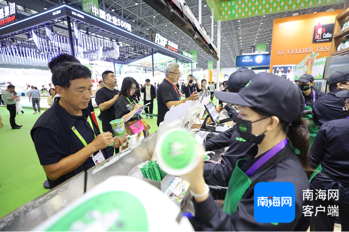 　　排队取茶的客人。记者 王威 摄