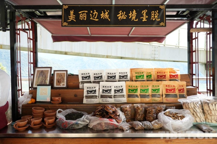 图为在果果塘景区摆设的土特产摊位 摄影：边子捷