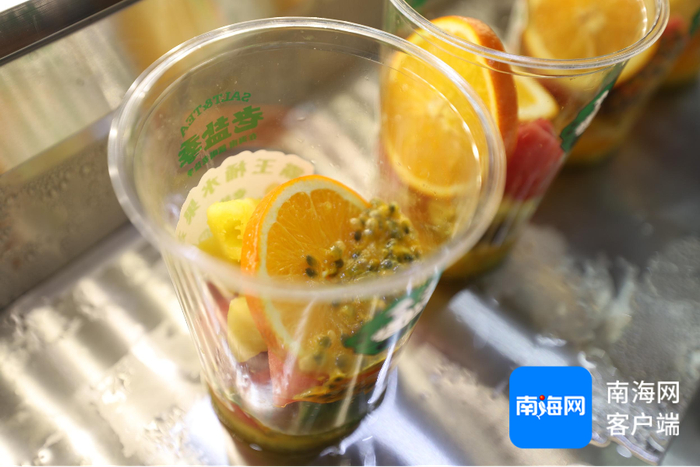 　　茶里配的水果。记者 王威 摄