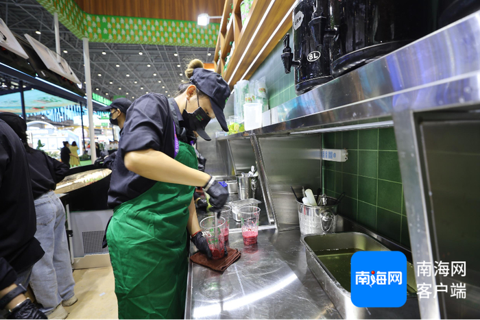 　　工作人员正在忙碌。记者 王威 摄