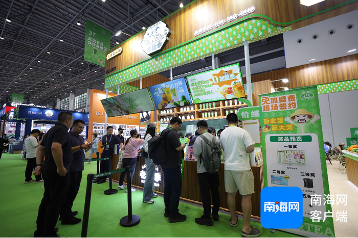 　　老盐季的展台。记者 王威 摄