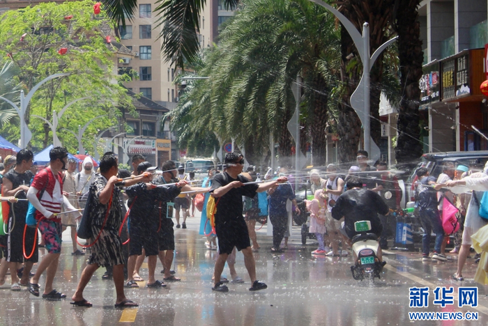 市民游客“玩水”不亦乐乎（4月15日摄）。新华网 和新兰 摄