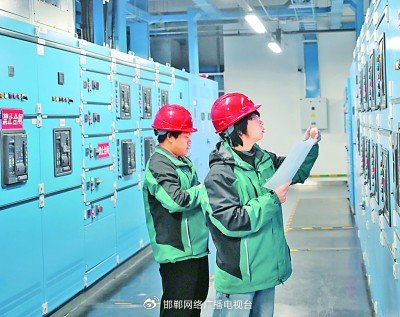 工作人员对皓扬廊坊1号数据中心园区电力设备进行巡检。肖靖凯摄/光明图片