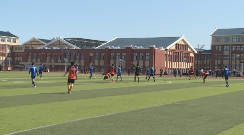 　2025年呼伦贝尔市“市长杯”校园足球三级联赛激情开赛 郭岩 摄