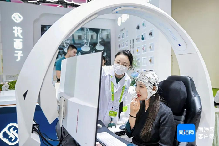 　观众体验花西子“多维全息AI感官系统”。（图片由受访者供图）