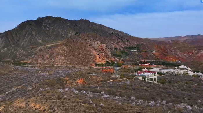 春日的须弥山石窟景区如诗如画。