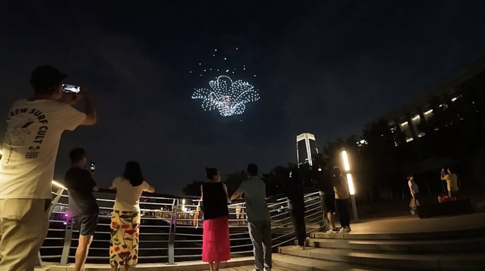 2024年夏天，徐汇滨江，无人机组成的灯光矩阵点亮夜空。上海徐汇 图