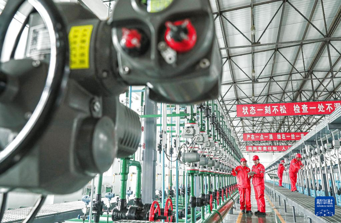 　　4月14日，大庆油田采油一厂第九作业区采油班工作人员在检查站内设备运转情况。新华社发（马克摄）