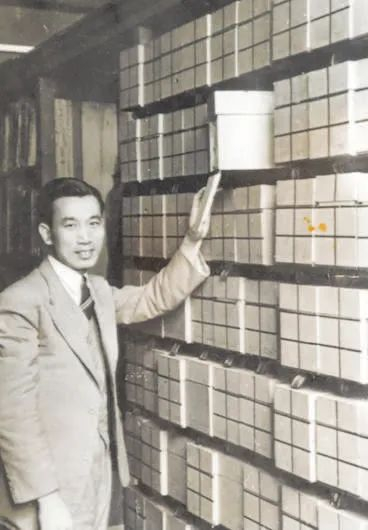1937年王重民在法国国家图书馆取阅敦煌卷子。