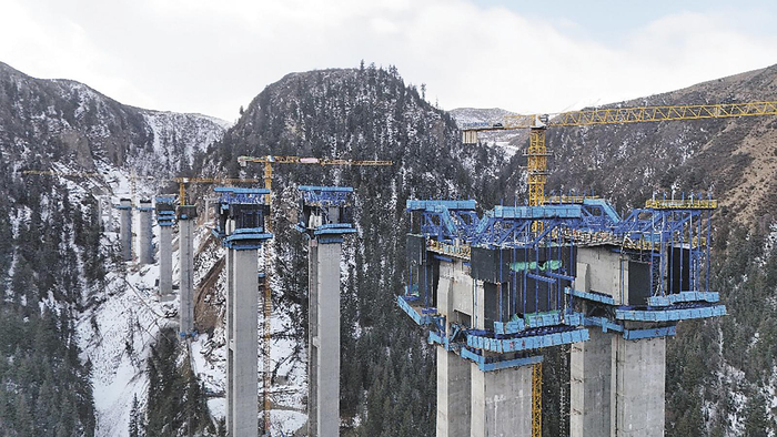 在建中的扎毛河特大桥。省交控集团供图