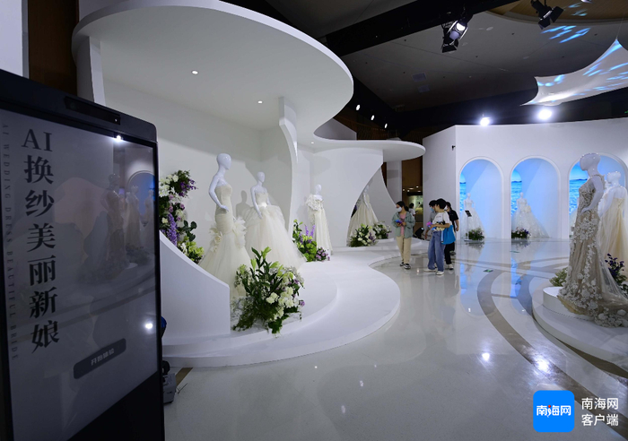 4月17日，在第五届消博会三亚国际游艇展区展出的婚纱。记者沙晓峰 摄