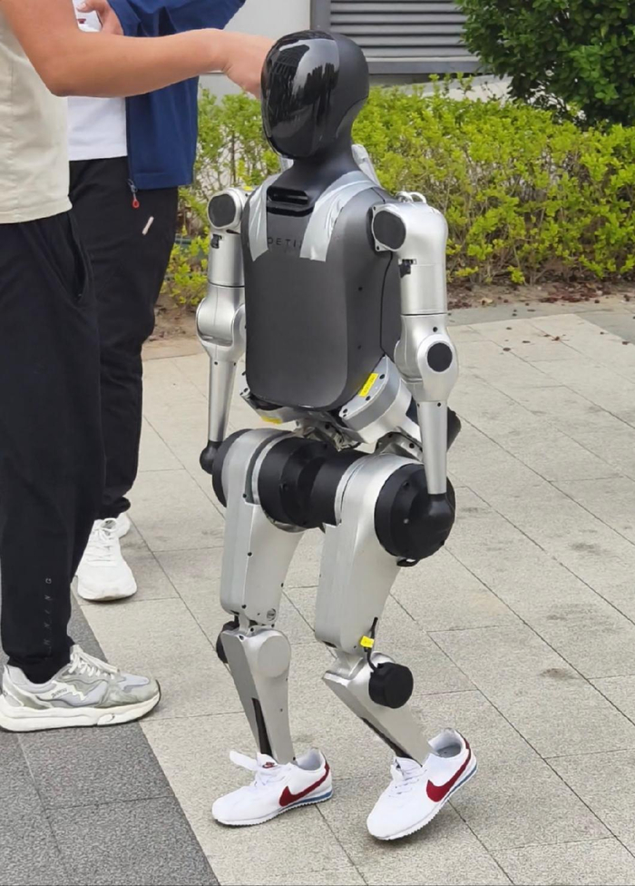 N2穿鞋路跑测试周悦/摄