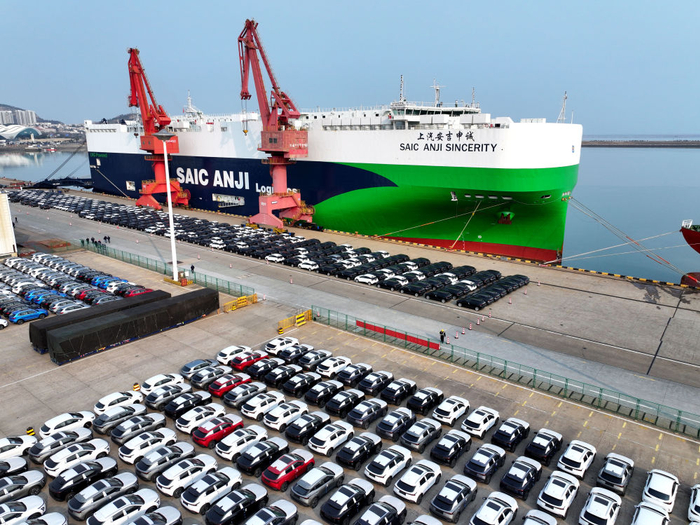 　　  2月21日，在江苏省连云港港东方港务分公司码头，滚装轮停在泊位上装载出口轿车（无人机照片）。新华社发（王春摄）