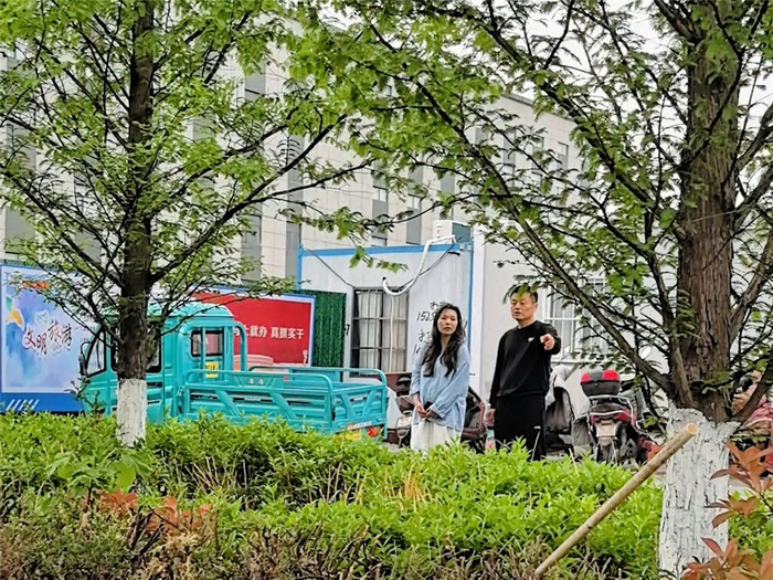 丁继东到企业现场了解企业道路开口需求。