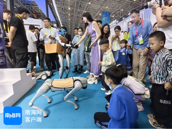 宇树科技展位成为消博会焦点之一。记者 姚皓 摄