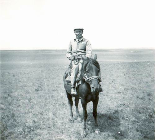 在西高所时，王祖望在马场骑马。