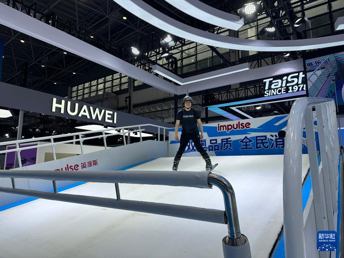 一名工作人员在演示如何通过室内滑雪训练模拟器滑雪。新华社记者 陈凯姿 摄