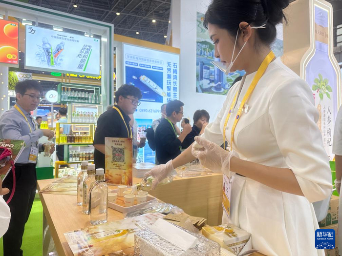 观展人员现场品鉴“现泡茶”。新华社记者 陈凯姿 摄