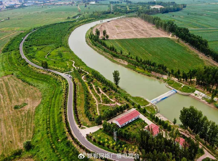大运河沧州段堤顶路。