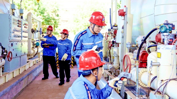 山西华兴热电动力部员工工作场景