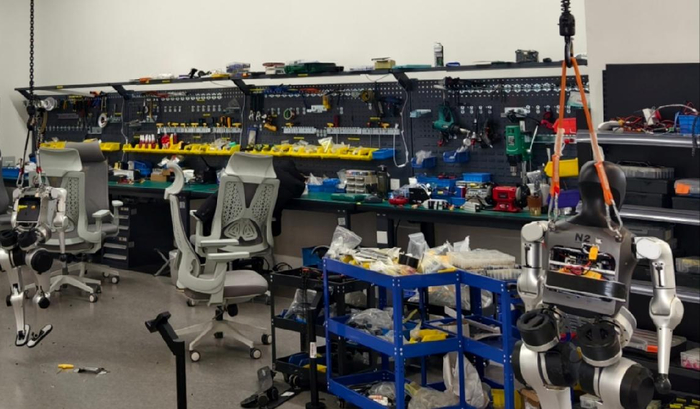 松延动力实验室的工具墙周悦/摄