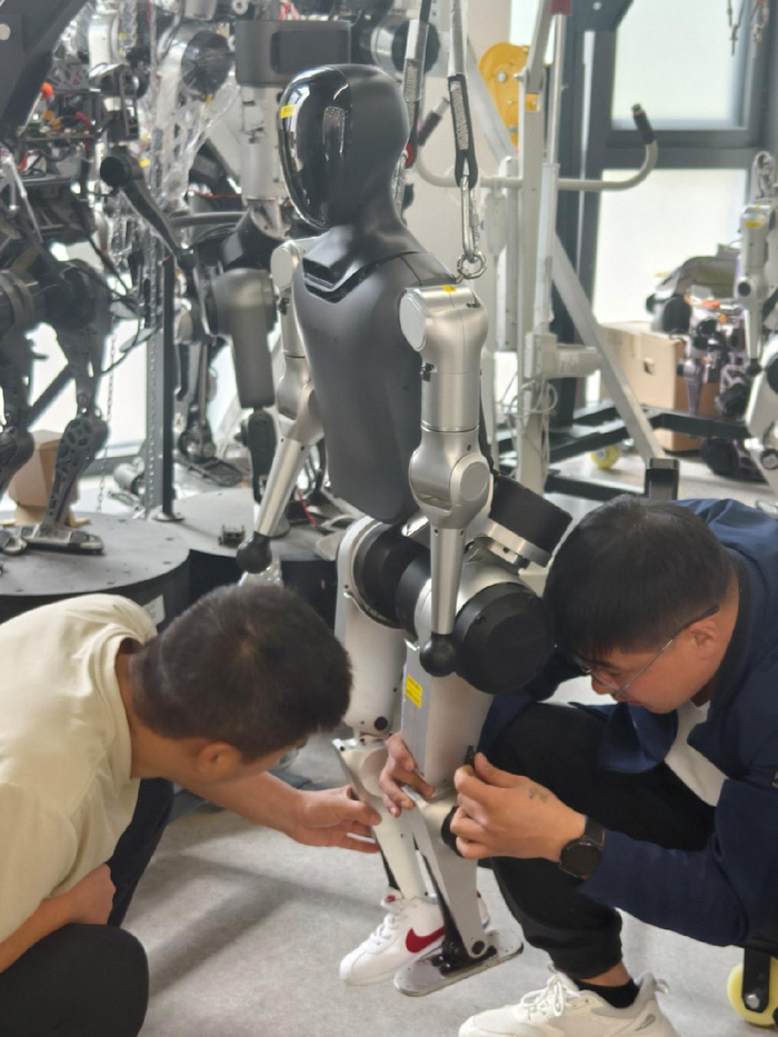 松延动力工程师维修N2机器人周悦/摄