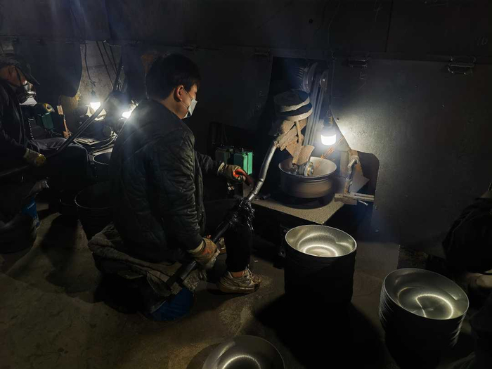 工人正在数控化抛光机上进行抛光打磨作业。杜冠甲摄