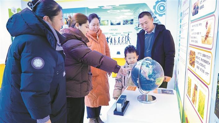     二师二十五团四连“两委”成员和再格森诺尔村村民一起参观科技馆（摄于1月21日）。尹瑛  摄