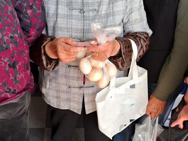 有线下养生馆用定期秒杀鸡蛋吸引老人每天体验“理疗仪”。（图源：作者拍摄）