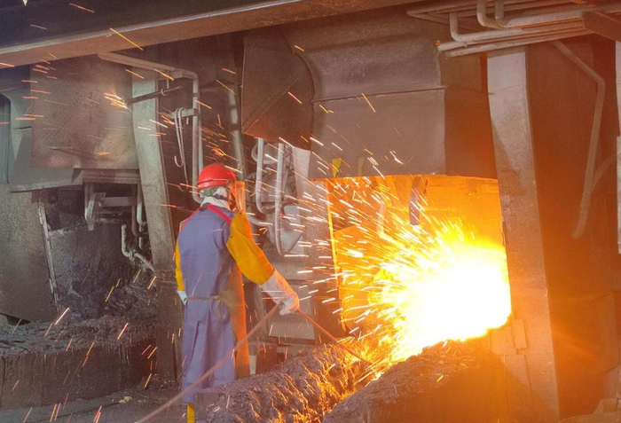 凉山矿业冶炼厂员工进行放铜作业