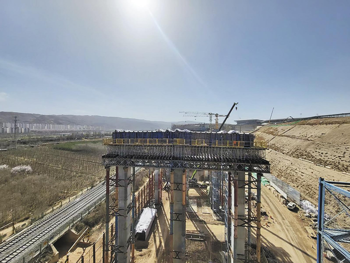 机场连接线工程上的高架桥。本报记者 倪晓颖 摄