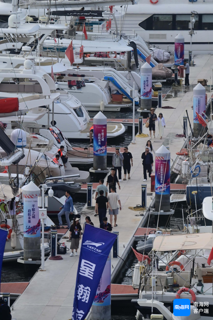 4月17日，在第五届消博会三亚国际游艇展区展出的游艇。记者沙晓峰 摄