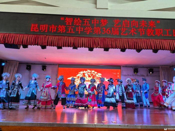 高三年级组“茶谷枫华队”（文山、普洱、临沧），以舞台剧《走出司岗里》再现佤族迁徙史诗，传递着坚韧不拔的民族精神。  