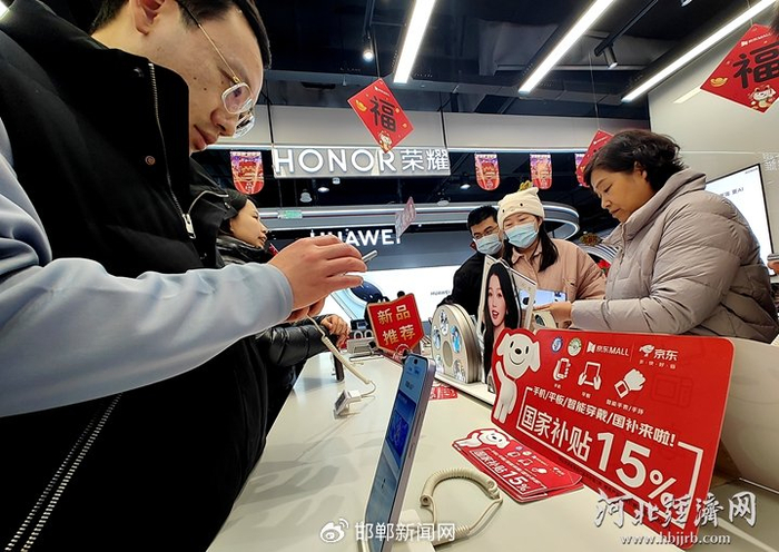 以旧换新补贴政策使卖场内购买数码产品的顾客明显增多。河北经济日报记者 烟成群 摄