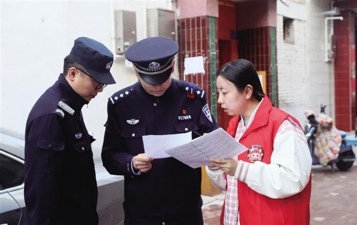     社区民警核对张梅花的信息