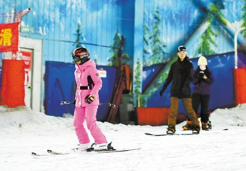     4月8日，游客在西部长青室内滑雪场滑雪。本报记者 王伟宏摄