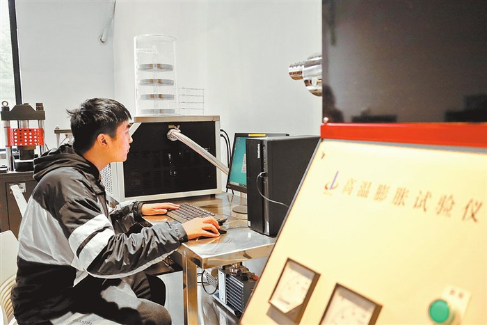 机械工程专业本科毕业生冯文豪，在郑州城市职业学院耐火材料实训室训练技能。