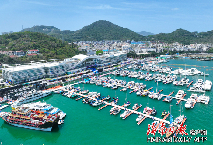 位于三亚国际游艇中心的第五届中国国际消费品博览会三亚国际游艇展区。海南日报全媒体记者王程龙 摄