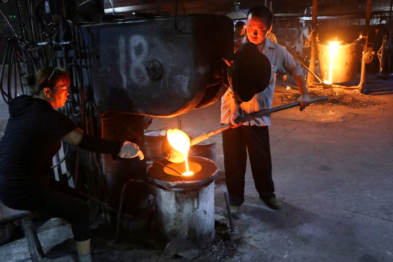 工人正在进行人工浇筑作业。杜冠甲摄