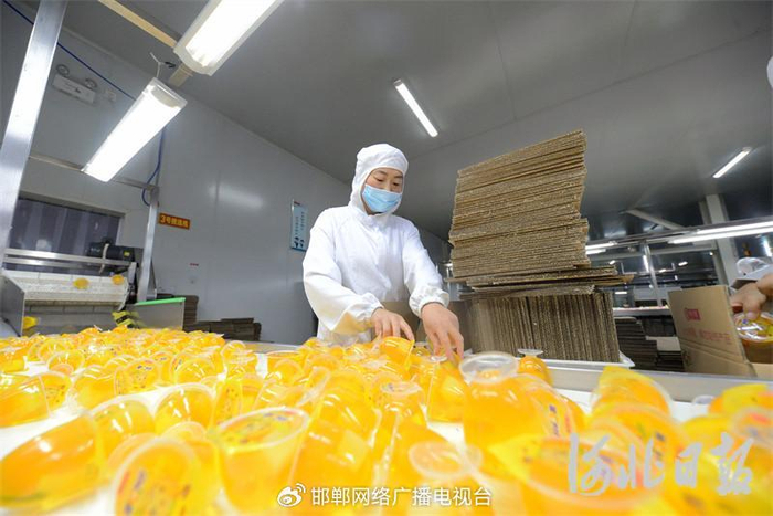 4月6日，在邱县河北康贝尔食品有限公司果冻生产车间，工人正在检查产品包装情况。孙海峰摄