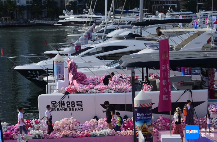 4月17日，在第五届消博会三亚国际游艇展区展出的游艇。记者沙晓峰 摄