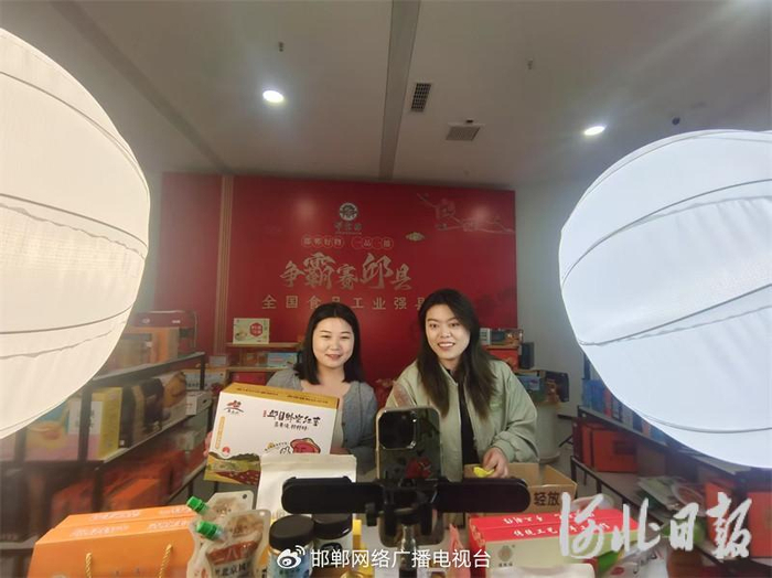 4月2日，邱县网络销售主播介绍当地特色产品。孙海峰摄