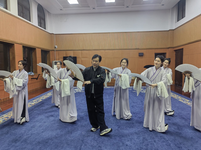 　　国家一级演员，浙江音乐学院教师李公律在嵊州艺校指导越剧表演“中本一体化”学生。浙江音乐学院供图