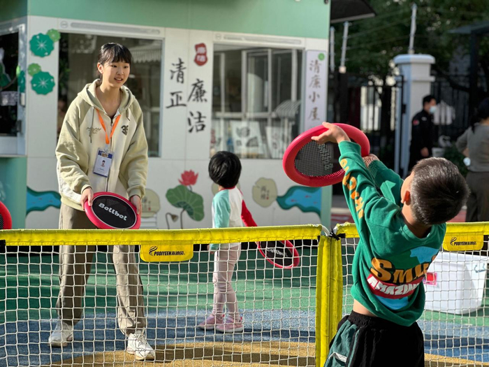 　　图为浙师大学前教育“中本一体化”首届学生在百合花幼儿园实习，与幼儿进行户外活动。浙师大供图