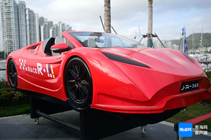 4月17日，在第五届消博会三亚国际游艇展区展出的“海上超跑”。记者沙晓峰 摄