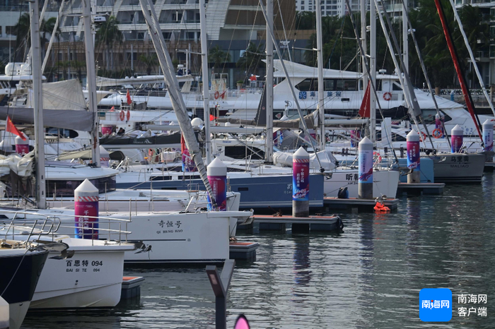 4月17日，在第五届消博会三亚国际游艇展区展出的船只。记者沙晓峰 摄